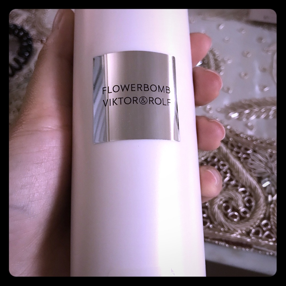 Flowerbomb body lotion 6.7 oz 200 ml.